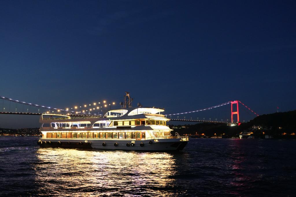 BOSPHORUS DINNER CRUISE & TURKISH NIGHT SHOW (STANDARD TABLE WITH ALCOHOL) 
