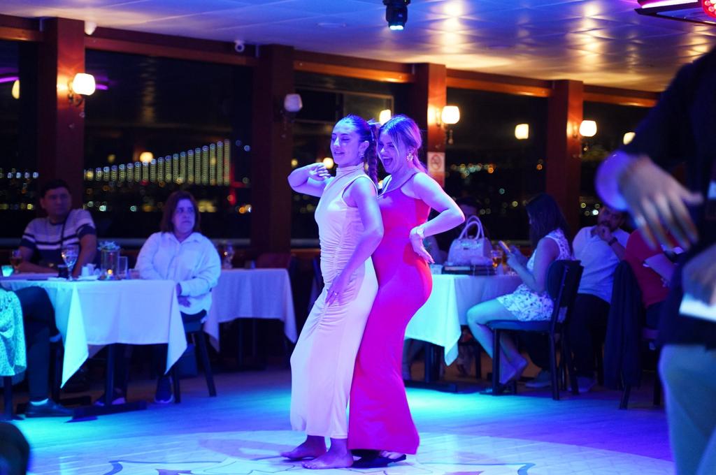 Bosphorus Cruise : BOSPHORUS DINNER CRUISE & TURKISH NIGHT SHOW (VIP TABLE) NO HOTEL TRANSFER