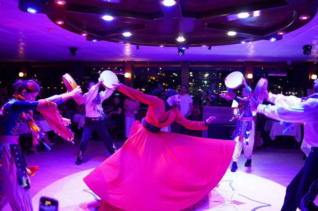 Bosphorus Cruise : BOSPHORUS DINNER CRUISE & TURKISH NIGHT SHOW (VIP TABLE) NO HOTEL TRANSFER